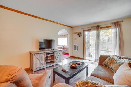 Table Rock Lake Cabin with Deck and Bar!