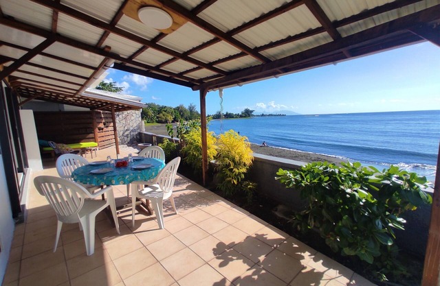 TAHITI - Taharaa Beach Bungalow