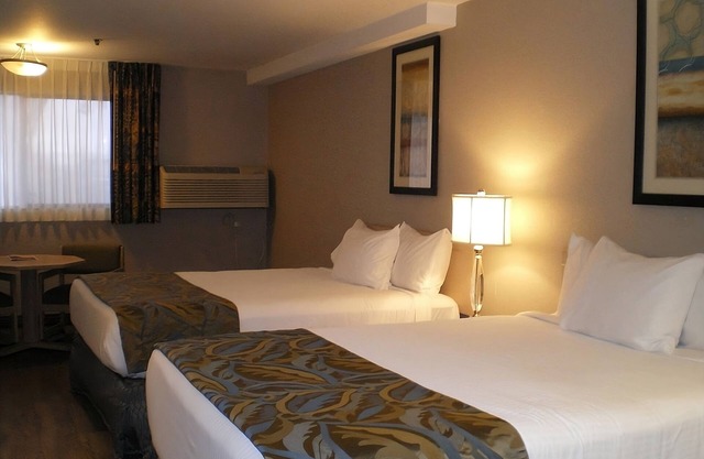 Take An Amazing Vacation! On-site Pool and Restaurant, Near Boise Art Museum!