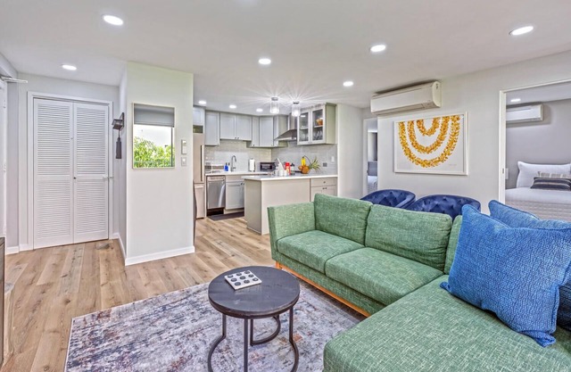 Take-it-easy Waikīkī Beach Condo