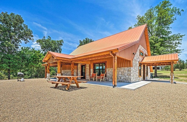 Talihina Retreat w/ Kiamichi River Access!