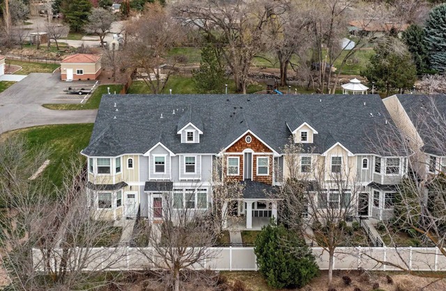 Ted Mason 5 Mi. Luxury Townhouse: Private, Quiet, Convenient w/Fireplace & Park