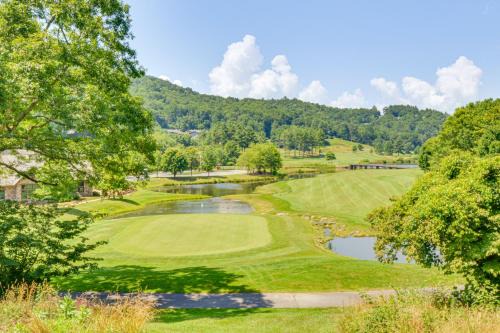 Tee Off in the Mtns Sky Valley Condo with View!