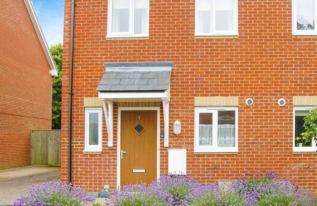 Tennyson Cottage - a house that sleeps 4 guests in 2 bedrooms