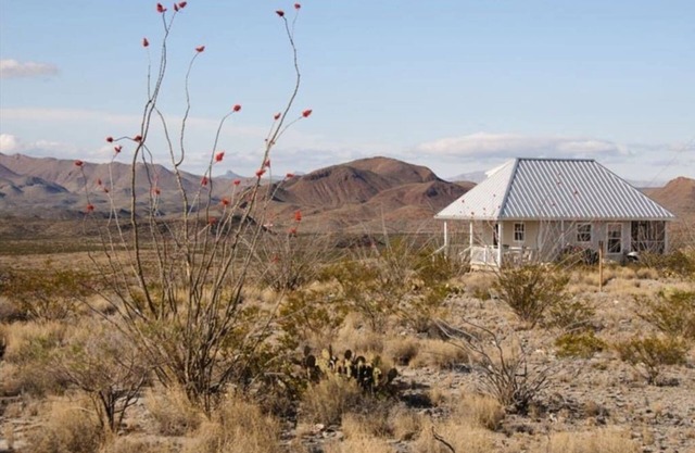 Terlingua Ranch Retreat: Enviro Friendly Home