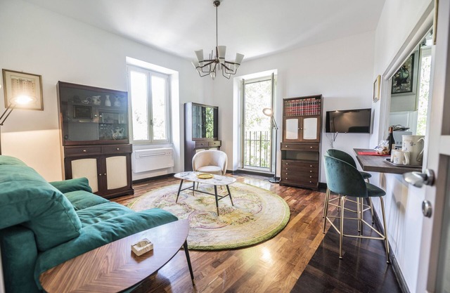 Testaccio Luminous and Large Apartment