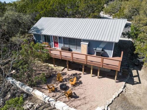 Texas Charm Cottage - 1 Block from the Lake & Hill Country Views