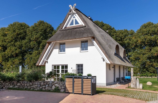 Thatched house XL with 4 bedrooms, fireplace and garden - Dünenrose and Tuttelduuv