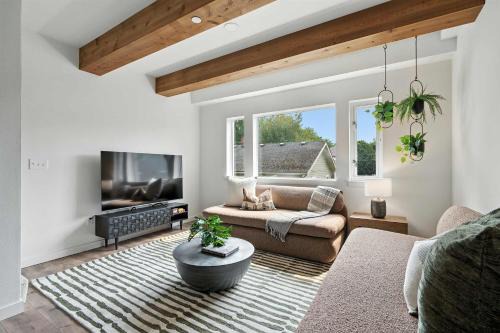 The Adelynn 5BR - Sleek - Spacious - Walkable