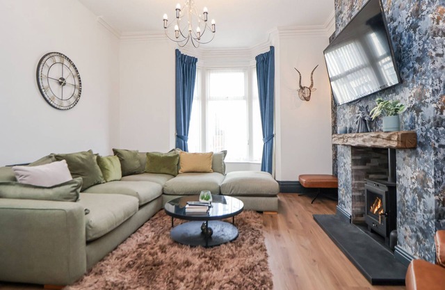 THE ALHAMBRA, pet friendly, character holiday cottage in Southport