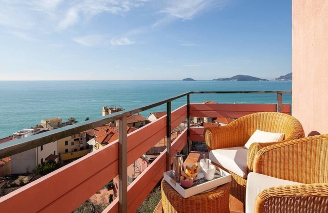 THE AMAZING VIEW, THE SOUND OF THE SEA