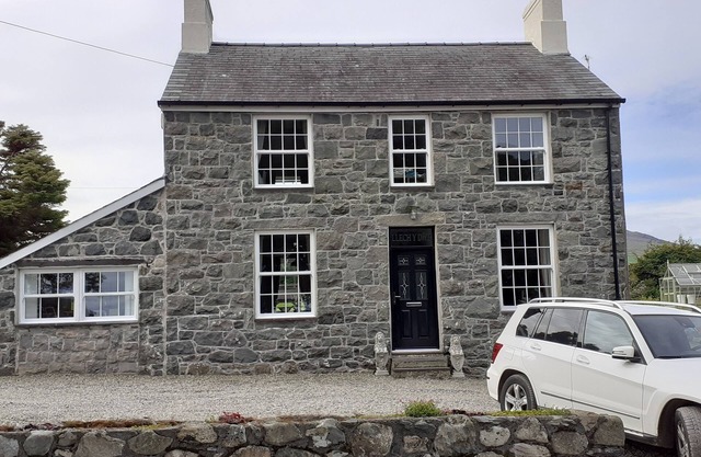 "The Annex" a secret escape on a historic site with stunning views.