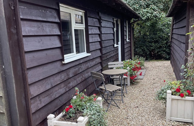 THE ANNEXE WHITETHORN COTTAGE, romantic, with a garden in Sparsholt