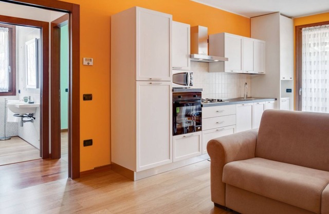 The apartment is located on the ground floor of a residence, with private garden (35 sqm). There are no steps to access the apartment.Of 50 square meters it comfortably accommodates 4 people, with a double bedroom and a sofa bed in the living room.Car ga