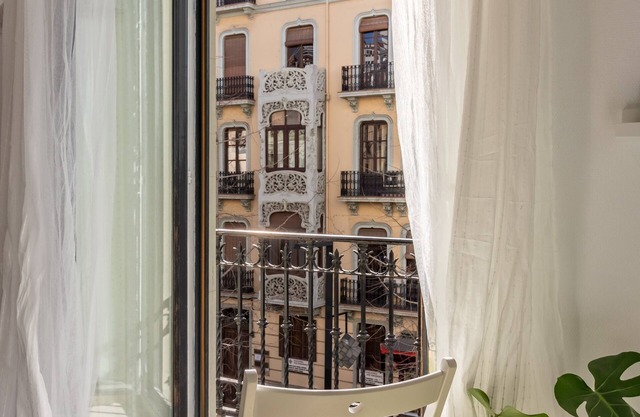 THE BALCONIES OF THE GRAN VIA: COMFORT IN THE HEART OF GRANADA