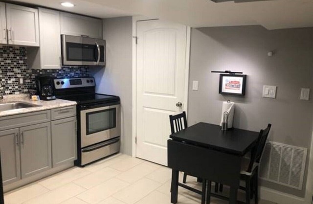 The Bangor D.C., Cozy Basement Apartment w/Kitchen