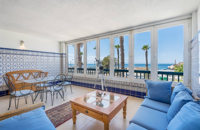 'The Beach House at Playa Salobreña' front line beach views, Pool, Garden, Terrace & Wi-Fi