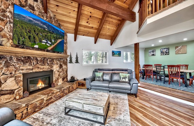 The Bear's Den: Pet Friendly, Game Room Loft, Bunks, 6 Guests+Extra Kids 5 Years Old and Younger