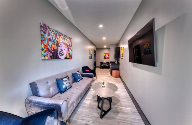 The Bella's Blonde Bombshell Suite, Sleeps 4, Private Balcony