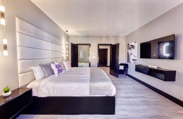 The Bella's Girls Night Suite, King Bed, Private Balcony