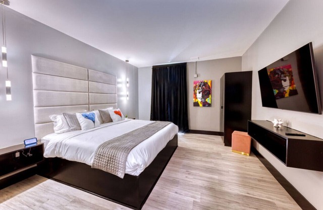 The Bella's Heartbreaker Hideaway Suite, Sleeps 2, Private Balcony