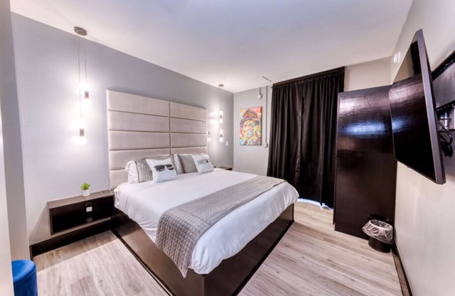 The Bella's Swing & Sway Suite, Sleeps 2, King Bed, Private Patio