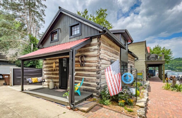 The Bertha's Log Cabin