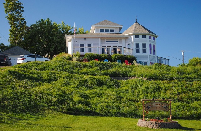 The Best Lake & Town View's -Sleeps 2, King Bed. Private Full Bath with shower.