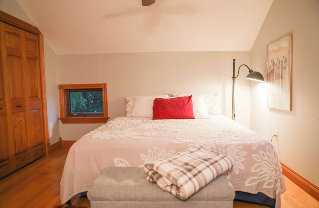 The Best of Both Worlds.Cozy House Close to Downtown with country charm.