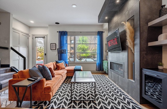 *The Big Spacious Getaway*| Sleeps 16+ Comfortably| 4 King Beds| Near Downtown|