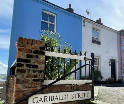 The Blue House - 3 bed house with parking