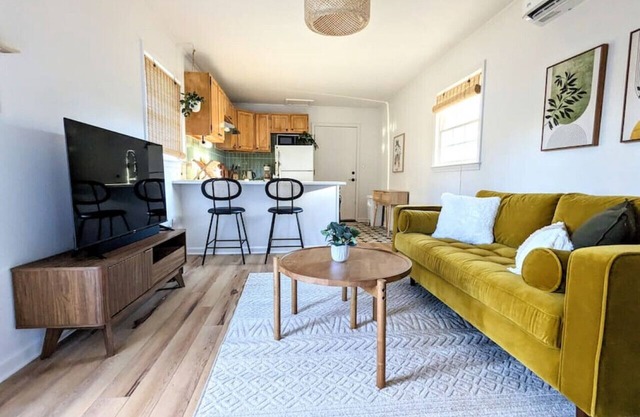 The Bo-Home · Bohemian Tiny Home - Walk to Starbucks!