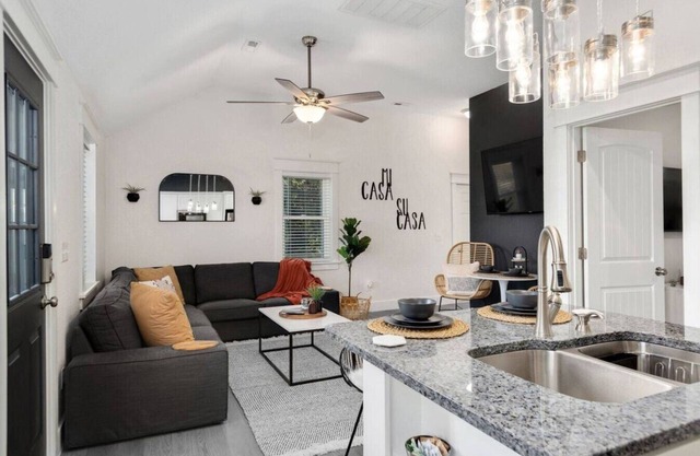 The BoHo Bungalow - Updated Space Close To Beach!