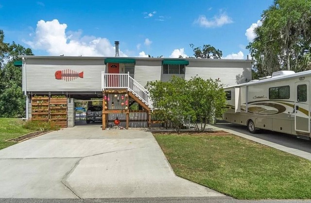 The Bonefish—Mellow Ozello Canal Stilt Home—Kayaks, Dock, King Beds, Gulf Access