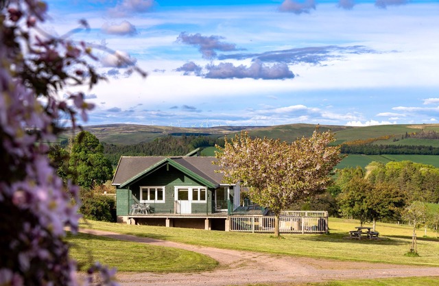 The Buchanan - sleeps 6 guests in 3 bedrooms with hot tub - 5 star award winning lodges