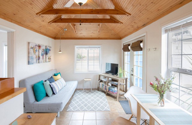 The Bungalow: A cozy and private guest house in central Olympia