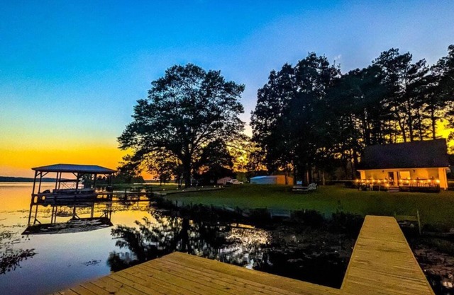 The Cabin at Downs Point - live life like a local !