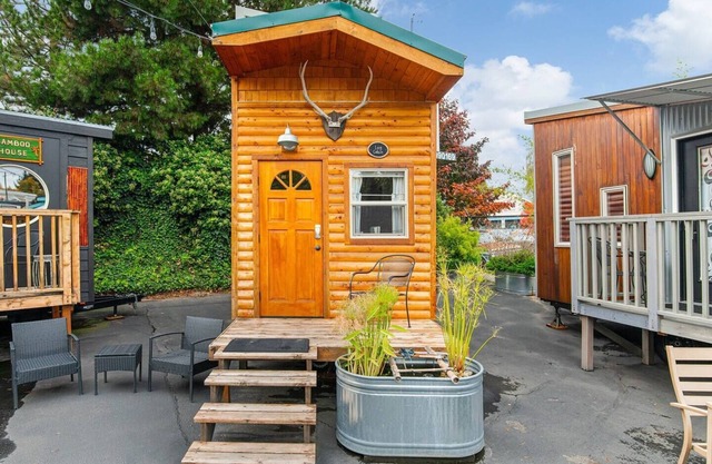 The Cabin - Custom Tiny Home w/Log Cabin Vibe