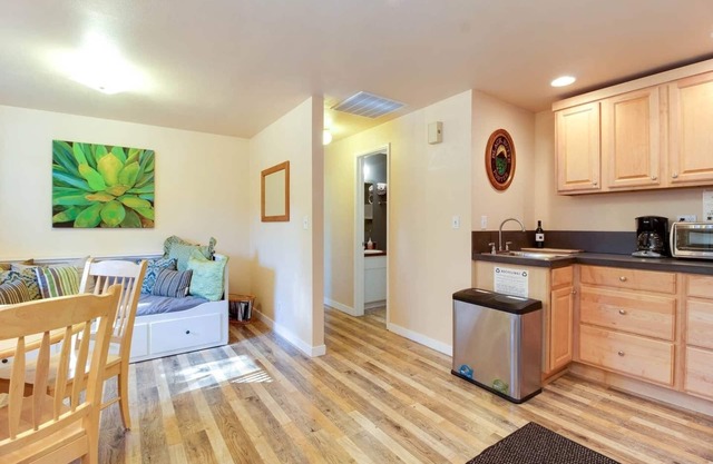 The Cascade River Trail Retreat - a short walk to river & downtown! Pets OK!