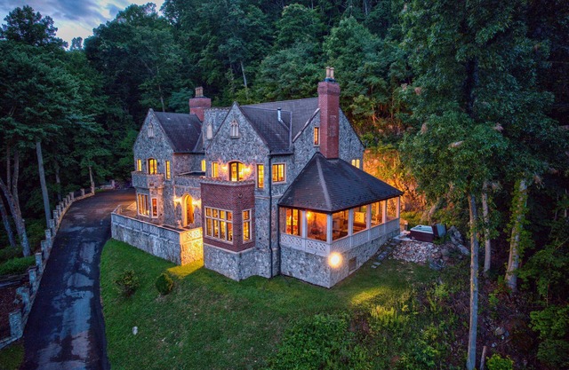 The Castle At Valle Crucis: Live Like A King! Over 10K sq ft, View, hot tub, pool table, and more!