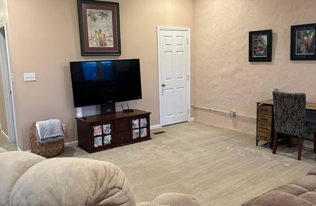 The Castle - Downtown Shopping and Eating easy pleasant walk