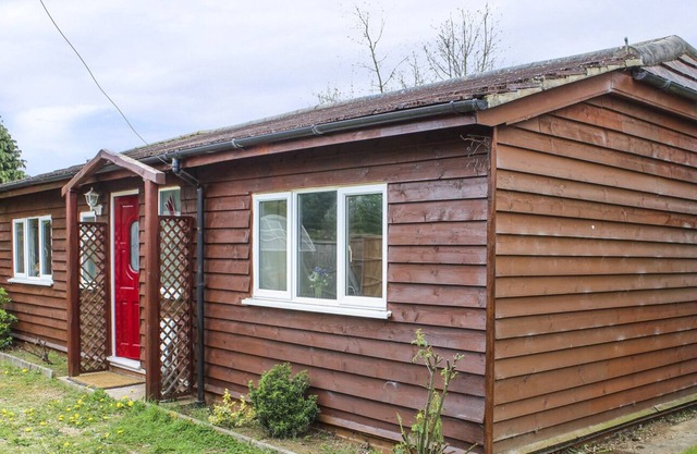 THE CHALET, pet friendly, character holiday cottage in Biggleswade