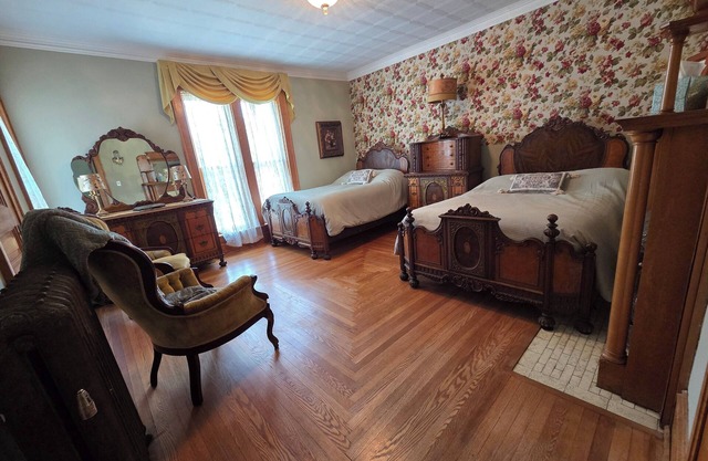 The Chandelier Bed & Breakfast "Deco Room"nSleeps four people!