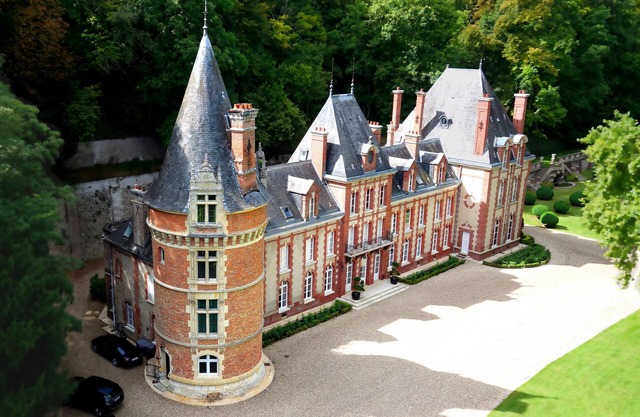 The charm, refinement and luxury of a Chateau with the comfort of the 21st century