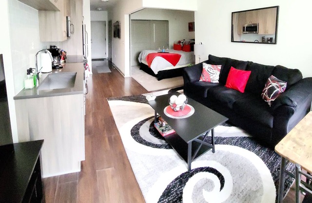 The Charming Retreat ~ Free Garage Parking/Min To New Metro/ DCA/DC/OldTown