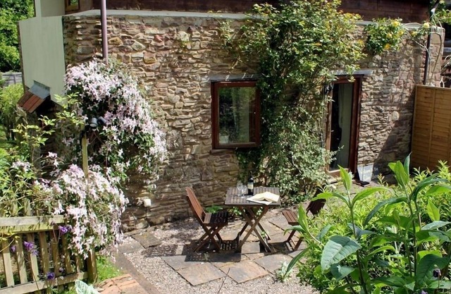 THE CIDER BARN, romantic, with a garden in Newnham-On-Severn