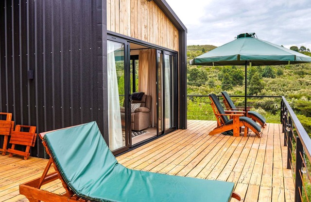 The Cliffhanger - Charming 2-bedroom bungalow with epic views