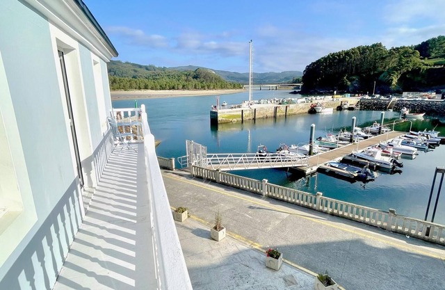 The Cliffs - Barqueiro & Blue