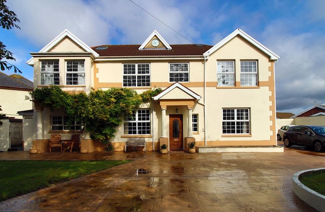 THE CLOCK HOUSE, luxury holiday cottage, with hot tub in Nottage