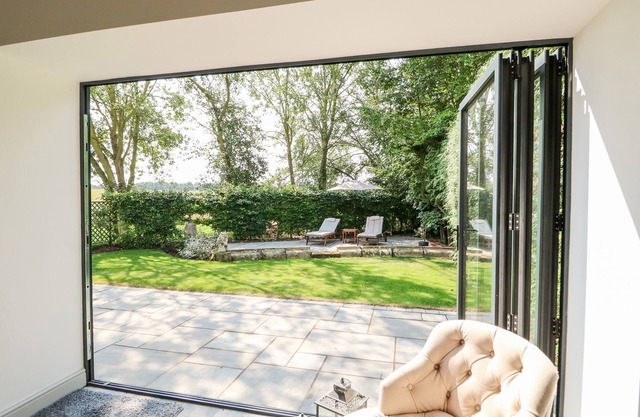 THE COACH HOUSE, pet friendly, with a garden in Leasingham